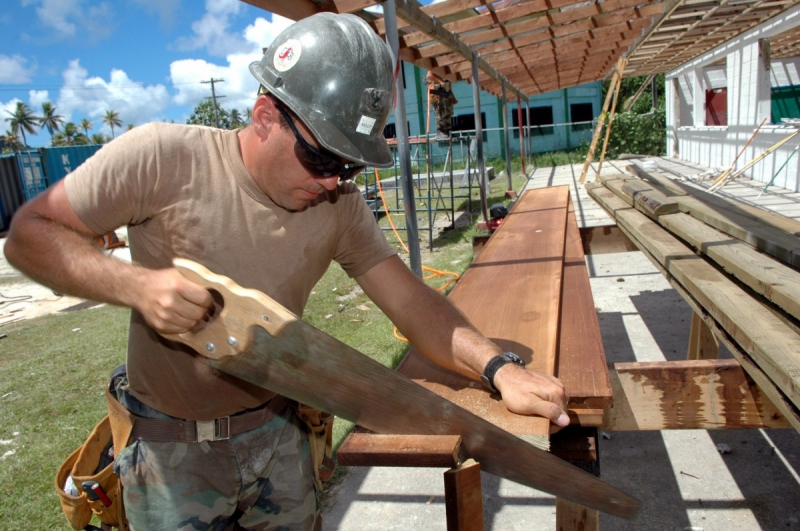 charpentier-VILLECROZE-min_worker_construction_building_carpenter_male_job_build_helmet-893290